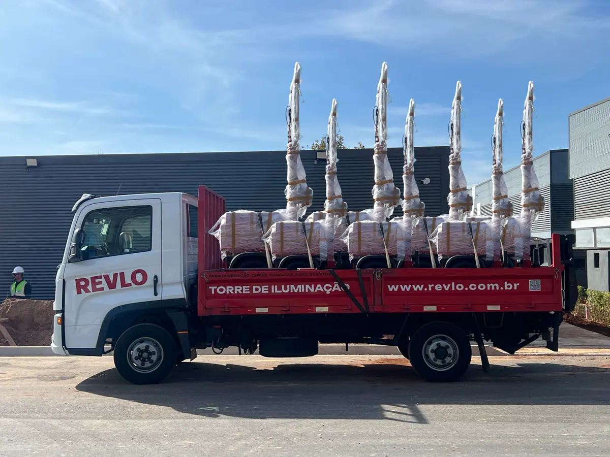 Caminhão da Revlo carregado com sete torres de iluminação para entrega