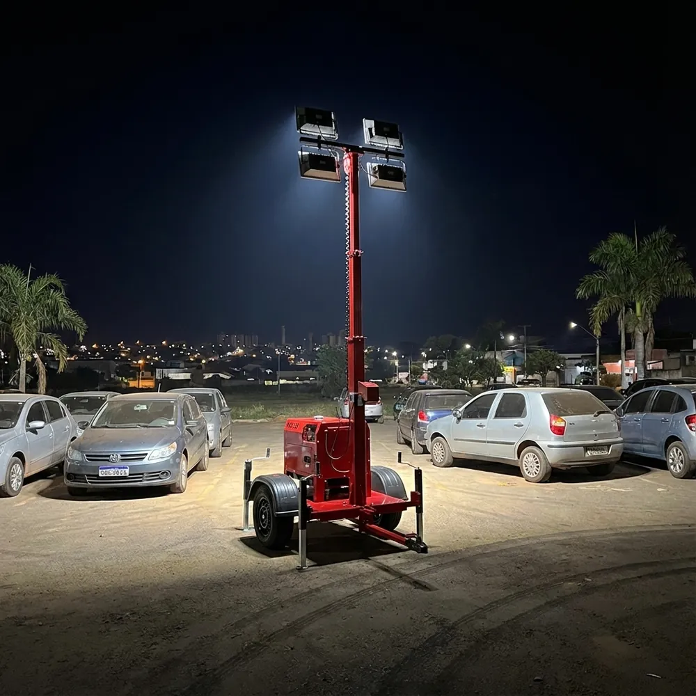 Torre de iluminação Revlo iluminando pátio em área urbana durante a noite