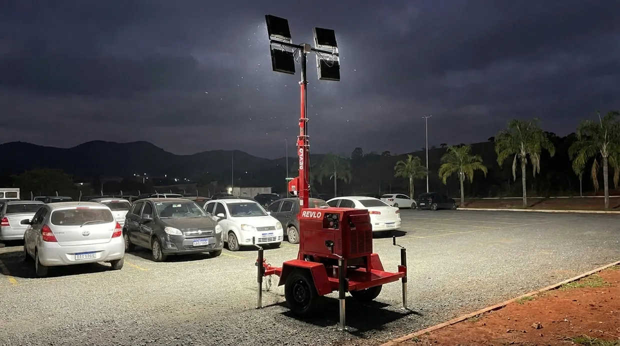 Torre de iluminação Revlo iluminando estacionamento à noite