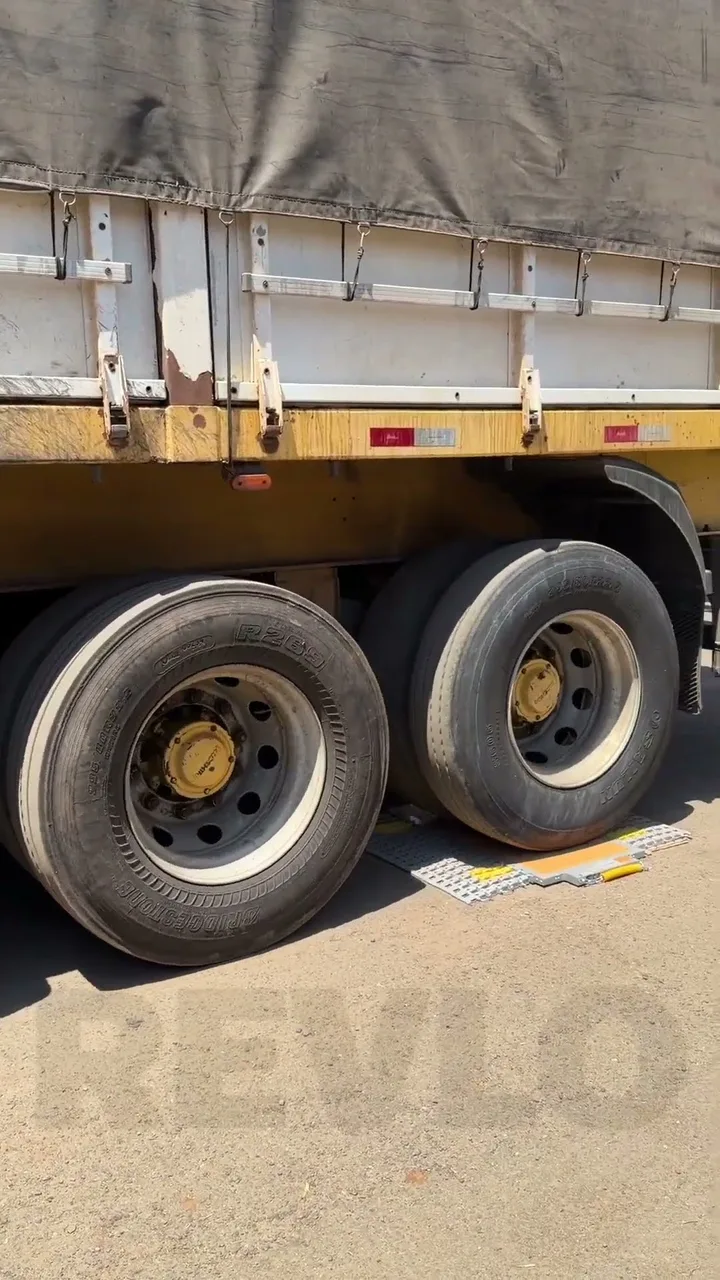 Balança rodoviária móvel de sapata pesando caminhão em campo