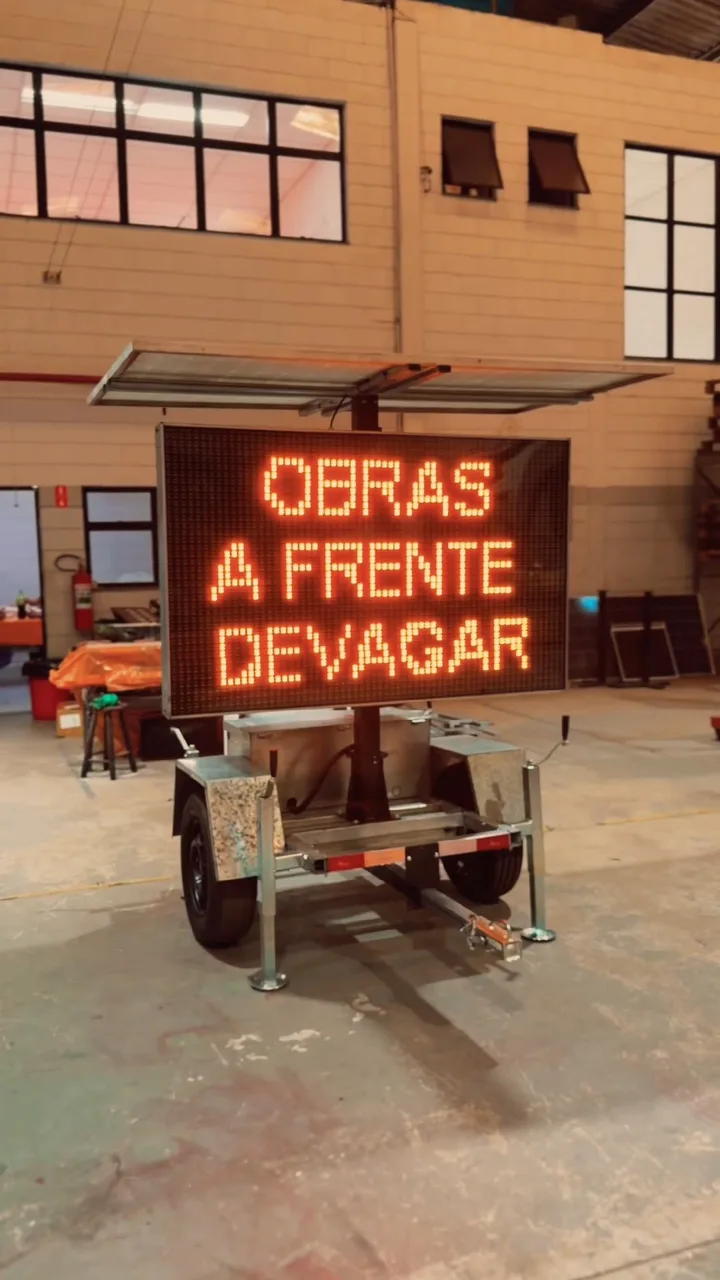 O painel alertando motoristas e pedestres na via
