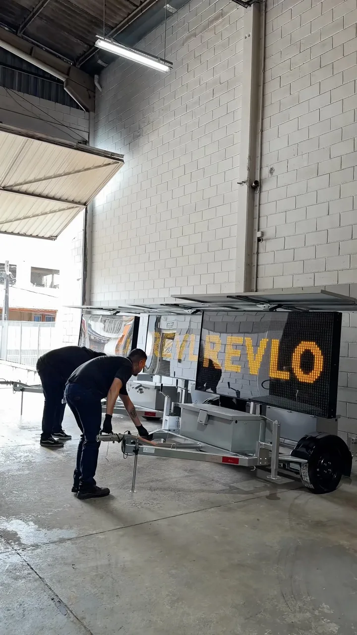 Dentro da fábrica de painéis de mensagem variável