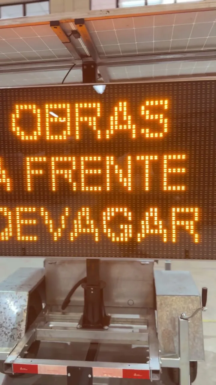 Como é fabricado o painel de mensagem variável móvel